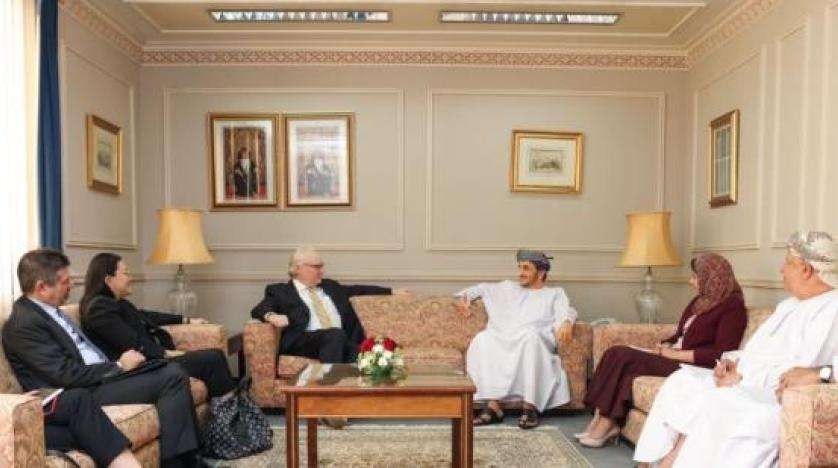 ليندركينغ يبحث مع مسؤولين عمانيين جهود الحل السياسي في اليمن
