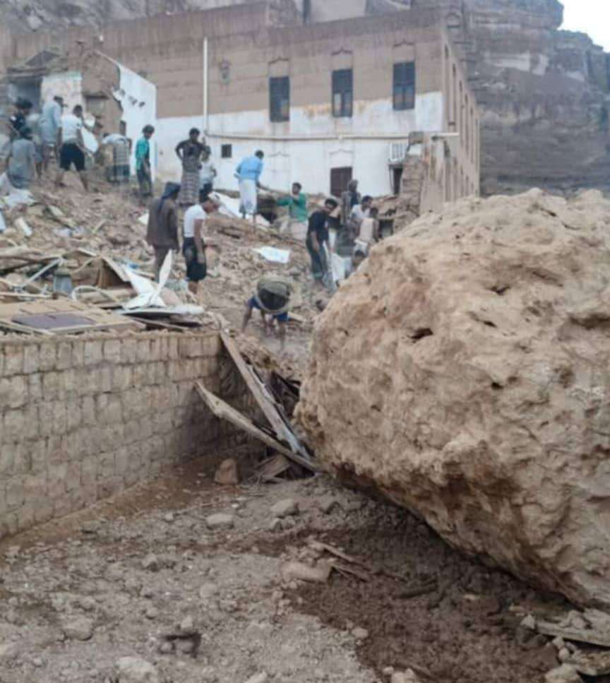 انهيار منزل على رؤوس ساكنيه بسبب الأمطار في حضرموت والناجون يروون لحظات الانهيار المرعبة