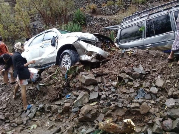السيول تغلق منفذ مدينة تعز وتجرف عدد من السيارات