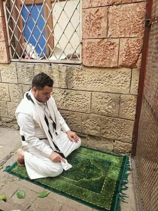 يمني محكوم بالإعدام يوصي بأن يُدفن جثمانه بالسجن الذي قضى فيه ثلثي عمره.. هذه قصته