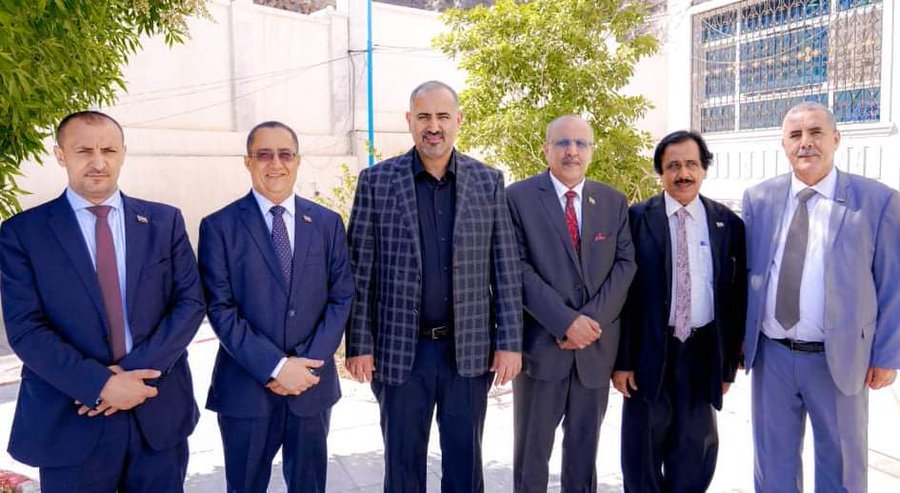 وفد الانتقالي يغادر عدن للالتحاق بجولة مشاورات جديدة مع الحكومة لتهدئة التوتر