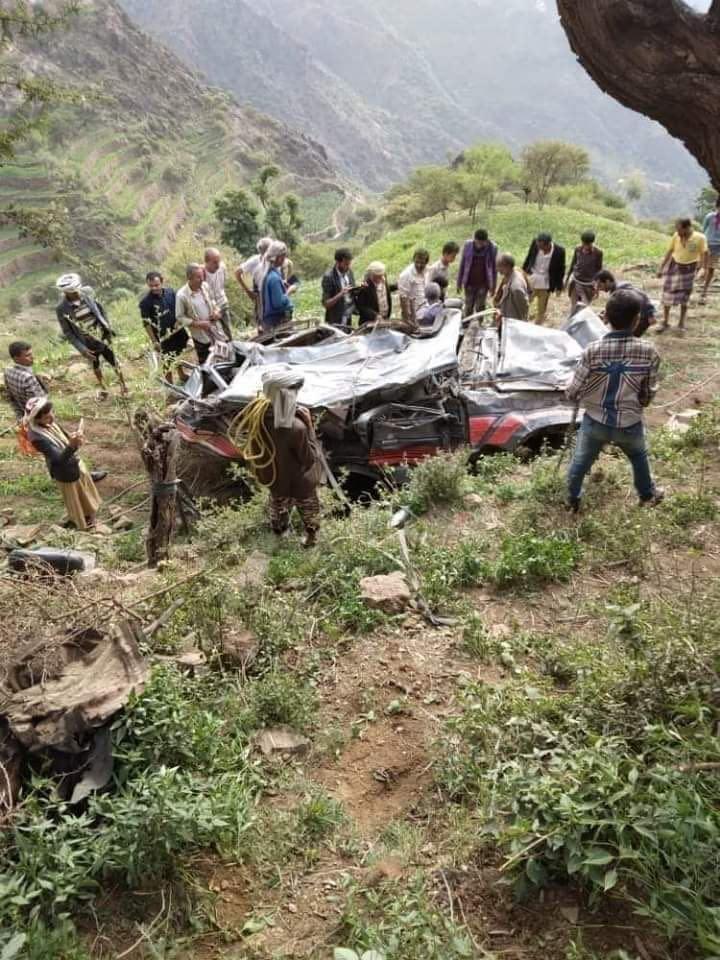 وفاة 11 شخصا في سقوط سيارة من منحدر جبلي في ذمار