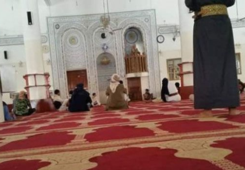 مغادرة جماعية لمئات المصلين من عدة مساجد في إب
