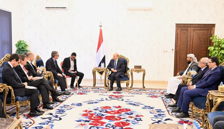 رحب بالمحادثات بين الرياض والحوثيين .. العليمي يلوح بالردع