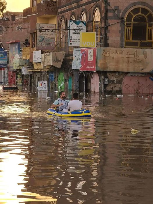 عقب الأمطار.. القوارب تجوب شوارع صنعاء(شاهد)