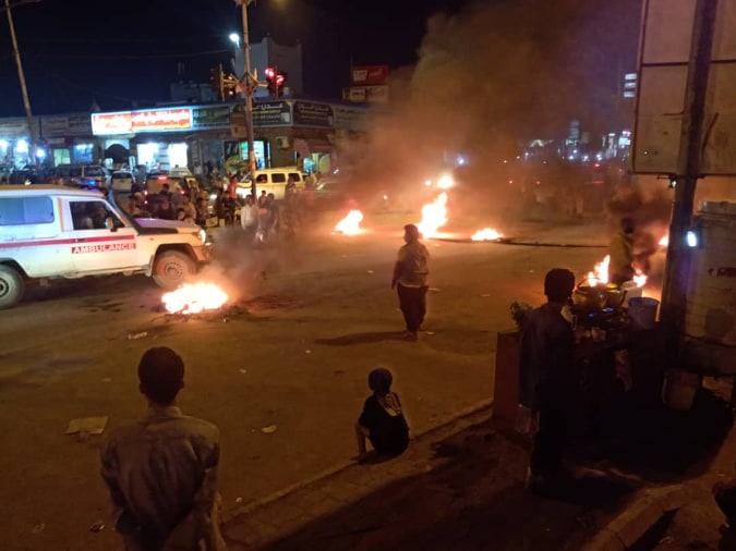 بالصور ..مظاهرات ليلية غاضبة تطالب برحيل الانتقالي الجنوبي من عدن | بوابتي